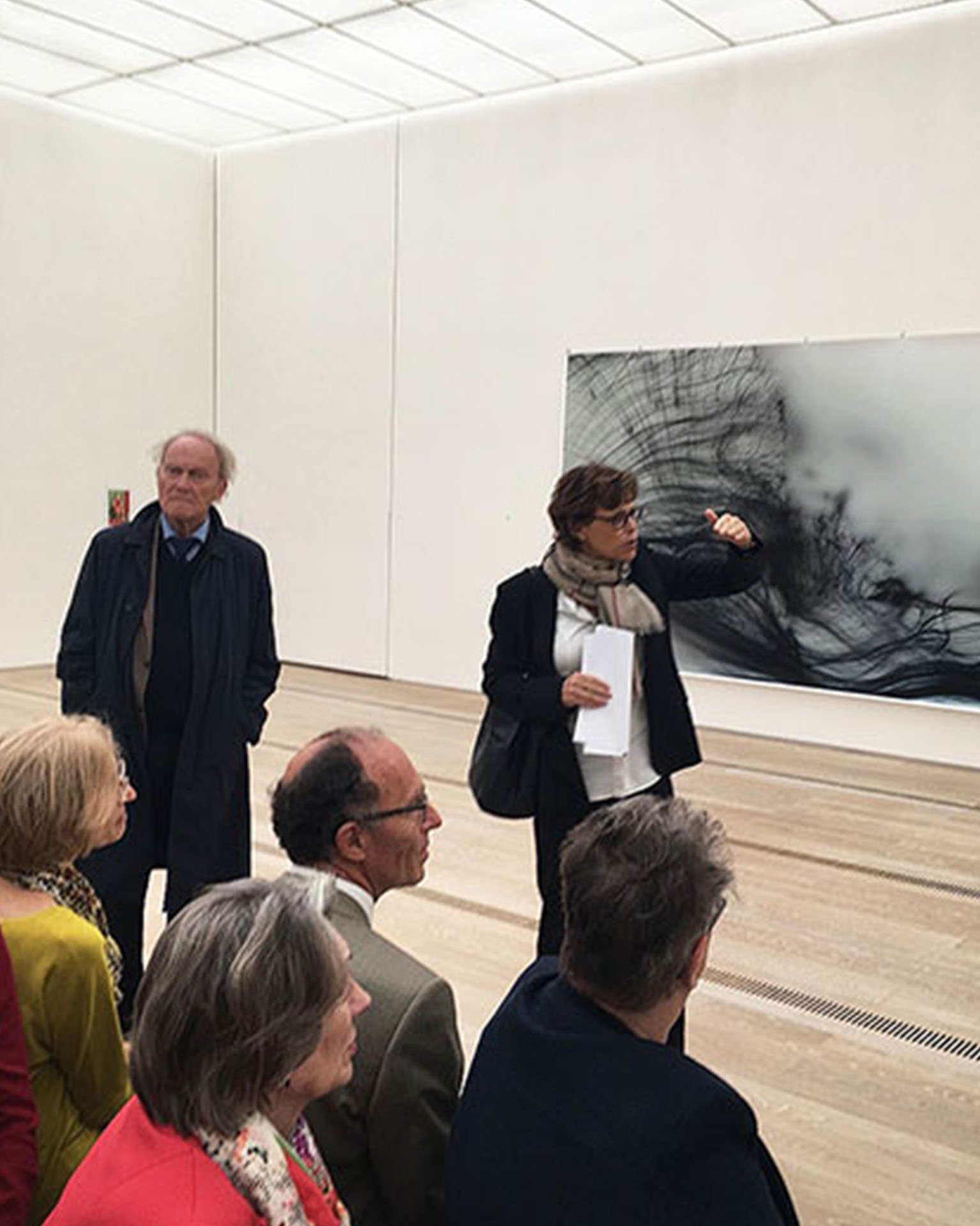 Kunsthallen-Direktorin Prof. Dr. Pia Müller-Tamm mit dem Förderkreis in der Fondation Beyeler